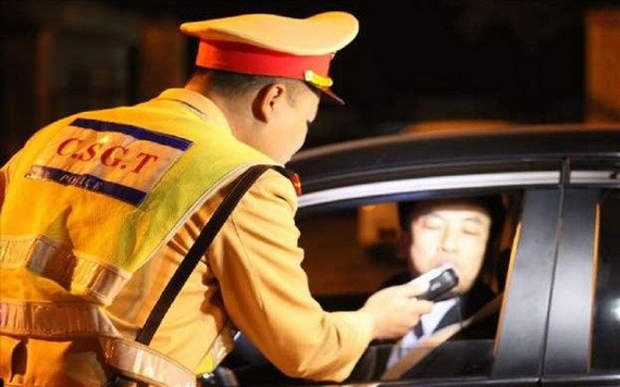 交警在給一名司機進行呼氣式酒精測試。（圖源：垂楊）