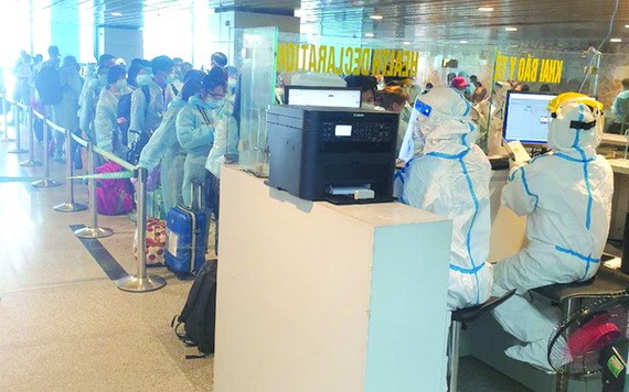 昨天從台北回國的越南公民在機場辦理手續。
