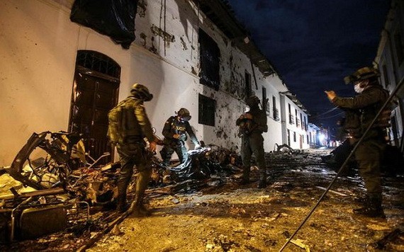 警察在哥倫比亞科林托市的爆炸現場調查。（圖源：互聯網）