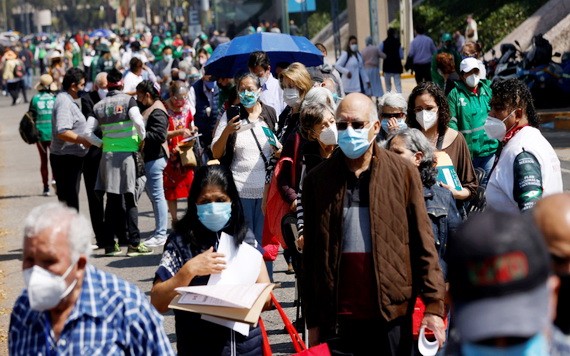墨西哥城民眾輪候接種新冠疫苗。（圖源：路透社）