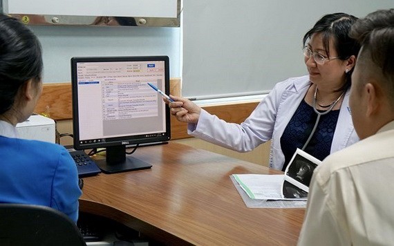 市醫藥大學醫院醫生在查看就診患者的電子健康檔案。（圖源：黃雄）