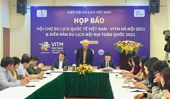 越南旅遊協會常務副主席武世平（中）在新聞發佈會上發言。（圖源：安黎）