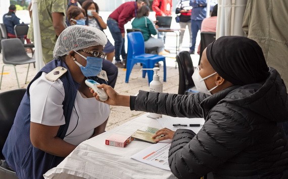 3月2日，工作人員在南非約翰內斯堡的一家醫院為前來接種新冠疫苗的醫護人員測量體溫。（圖源：新華社）