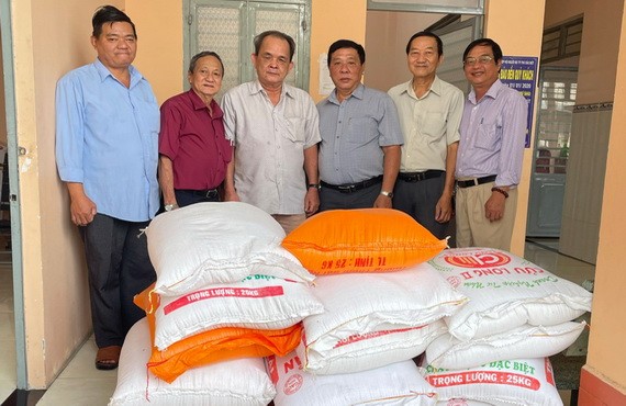 天后宮理事向土龍木市盲人會贈送1000萬元及500公斤大米。