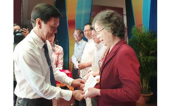 市委宣教處副主任阮壽傳向優秀文藝工作者獎勵。