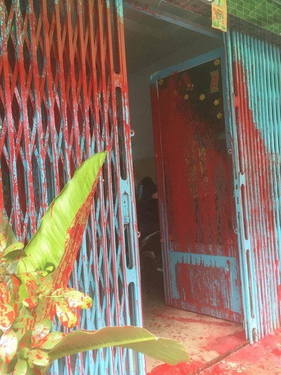 遭人撥油漆的一間民房。（圖源：志石）