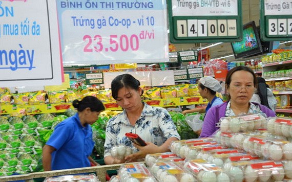 消費者在超市購買平抑物價產品。