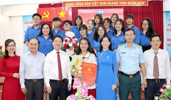 富潤郡韓詮高中學校學生阮玉祥獲加入黨行列。
