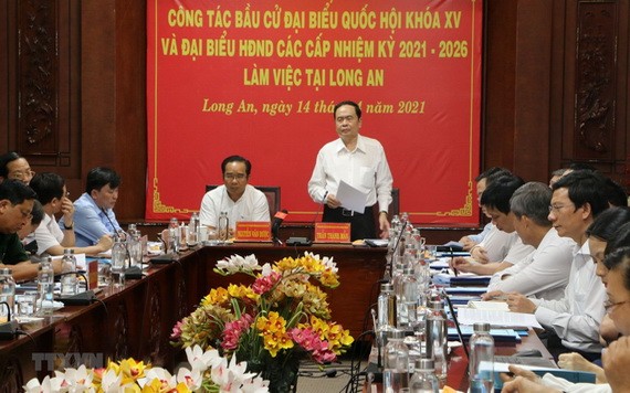 國會常務副主席陳清敏（中右）在會上發表指導意見。（圖源：越通社）