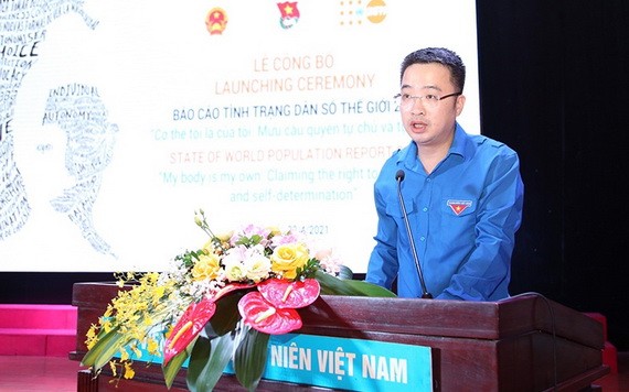 越南青聯會常務副主席阮祥林在“2021年世界人口狀況報告”公佈儀式上發言。（圖源：登海）