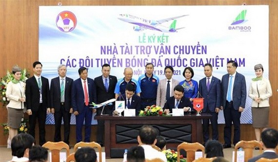 越足協會代表與越竹航空代表共同簽署了合作協議。