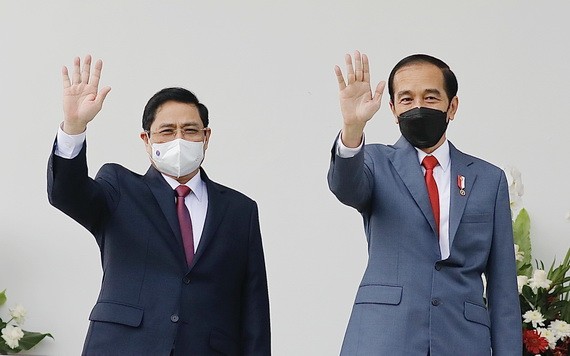 政府總理范明政(左)與印尼總統佐科‧維多多。（圖源：越通社）