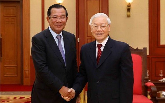 黨中央總書記阮富仲（右）與柬埔寨王國政府總理洪森。（圖源：VGP）