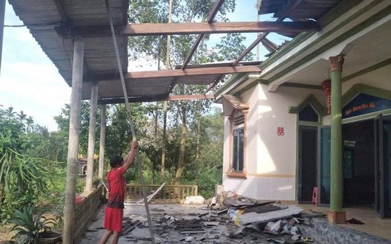 圖為河靖省香溪縣香平鄉一民房遭強降雨夾旋風吹襲掀頂和損壞現場。