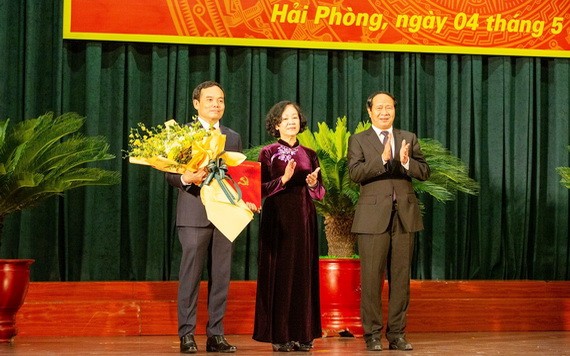 中央組織部長張氏梅（中）頒發《決定》與祝賀陳留光同志（左）。（圖源：越通社）