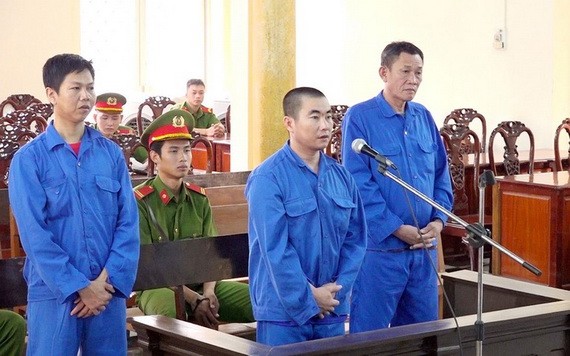 安江省人民法院最近對涉及“組織他人非法出境”罪的3名被告審判。