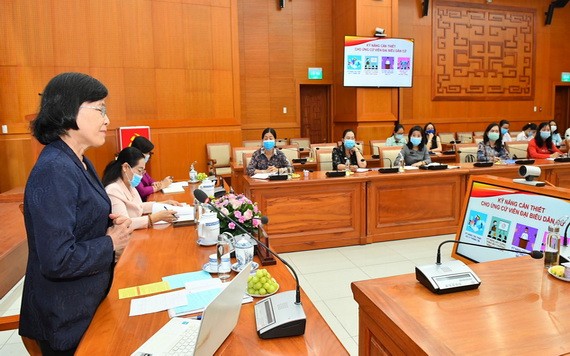 國會代表與市人民議會代表女候選人聆聽市人民議會原主席范芳草分享競選經驗。
