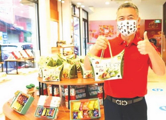 大發食品公司總經理許玉林介紹越南傳統鹼粽。