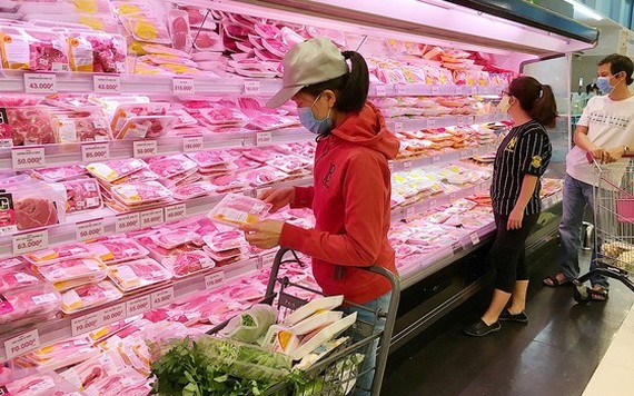 消費者在超市選購肉類。（圖源：高昇）