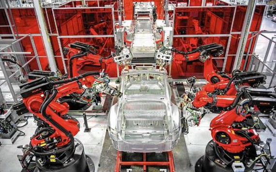 特斯拉汽車生產線工業機器人正在組裝汽車。（圖源：互聯網）