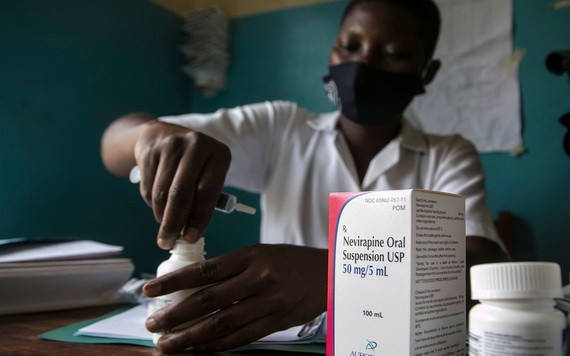 一名助產士為烏干達一個兩周大的艾滋病毒檢測呈陽性的嬰兒準備藥物。（圖源：聯合國）