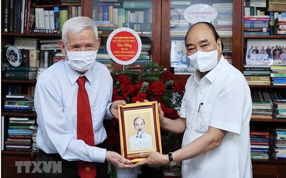 國家主席阮春福向新聞工作者鄧明芳贈送紀念品。（圖源：越通社）