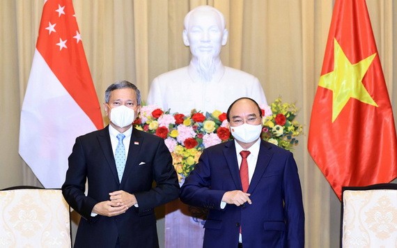 國家主席阮春福（右）與新加坡外交部部長維文‧巴拉科瑞斯南合影。（圖源：VOV）