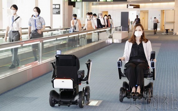 日本羽田機場將擴大引進自動駕駛輪椅。（圖源：共同社）