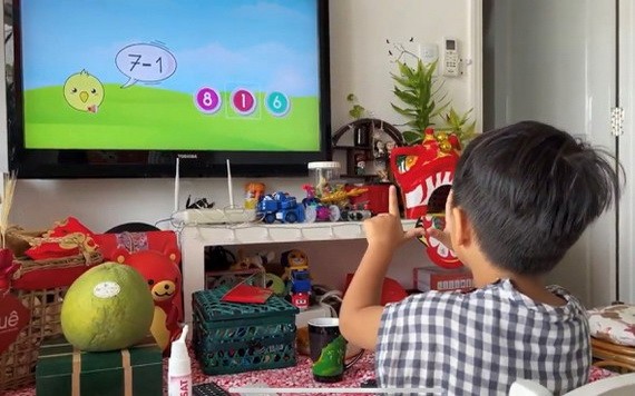 在Android Tv系統上邊玩耍邊學習。
