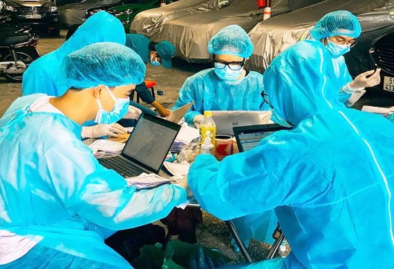 在隔離區，參與抗疫的本市各所醫科大學的志願生正輸入接受採檢者的資訊。