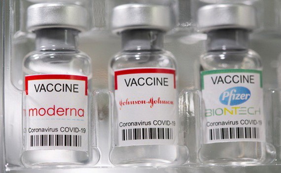 圖為莫德納、強生和輝瑞三款疫苗。（圖源：互聯網）