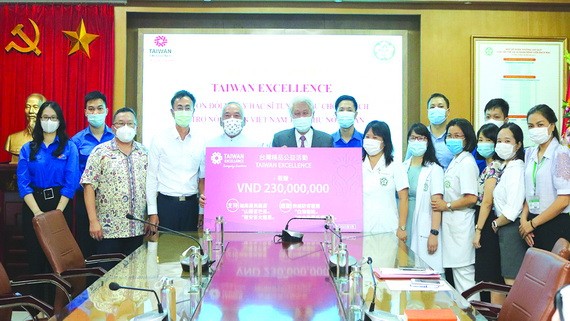 “台灣精品”傳愛越南   為抗疫醫護人員加油