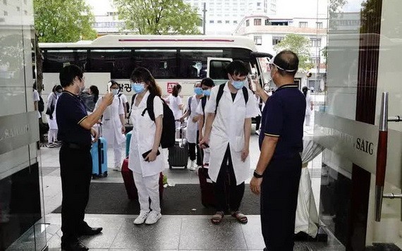 本市一家酒店人員站在大門口迎接前來支援本市抗疫的一線醫護人員。（圖源：蔡芳）