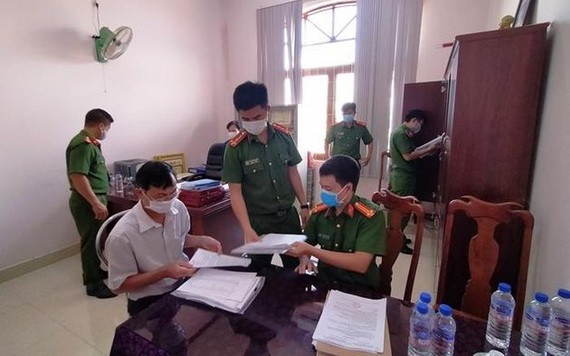 警方對犯罪嫌疑人阮文望的辦公室進行搜查犯罪證據。（圖源：警方提供）