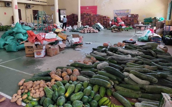 聚集點擺放著河靖同胞贈送本市的新鮮蔬果及食品。（圖源:VNN）