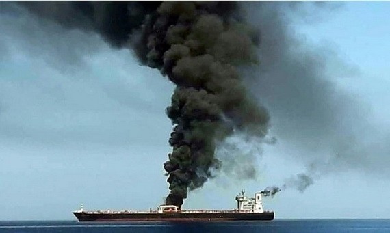 7月29日，一艘油輪在阿曼附近的阿拉伯海海域遭到襲擊，兩名船員死亡。（圖源: AFP）