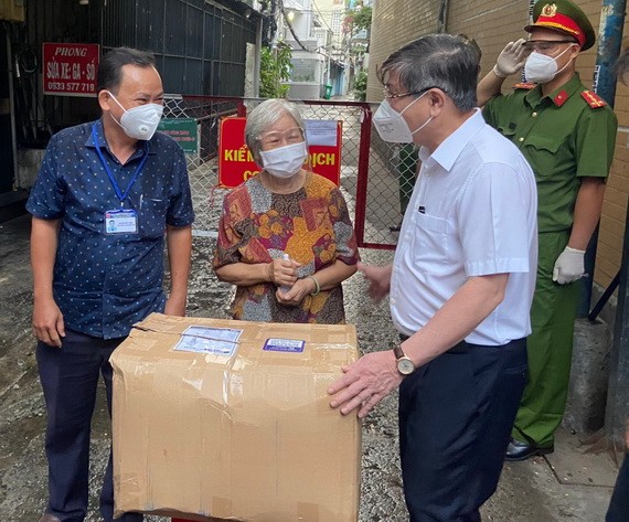 市領導贈送醫療用品與向華人幹部 陳秀娥瞭解防疫工作。