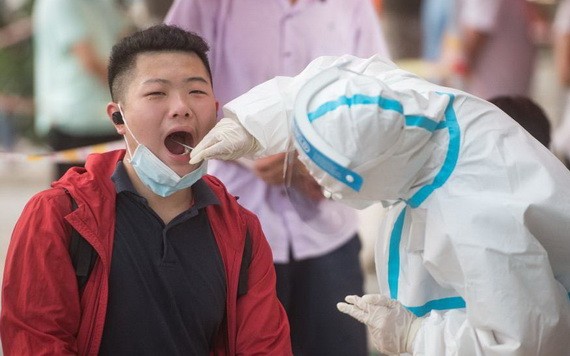 8月3日，武漢市民在東西湖區聯通佳苑小區檢測點進行核酸檢測。（圖源：新華社）