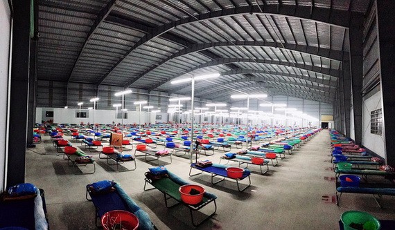 圖為隆安省的一家企業騰出廠房搭建規模達1500張病床的野戰醫院。（圖源：草原）