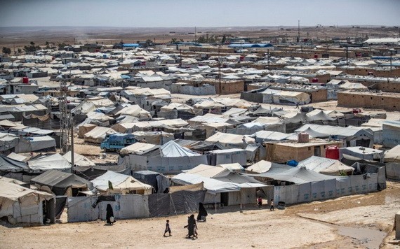 人們在敘利亞東北部哈塞克省，由庫爾德族人管理的阿爾霍爾難民營中穿行，該營地關押著疑似“伊斯蘭國” (IS) 武裝分子的親屬。 （圖源：AFP）