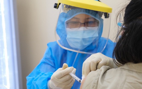 市雄王醫院醫護人員在為一名孕婦接種新冠疫苗。（圖源：院方提供）