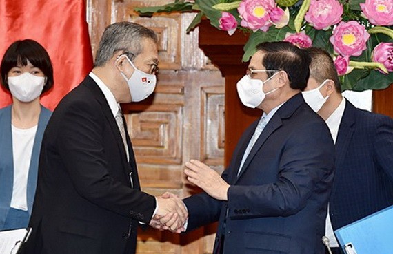 政府總理范明政（前右）接見日本駐越南大使山田貴雄。（圖源：VGP）