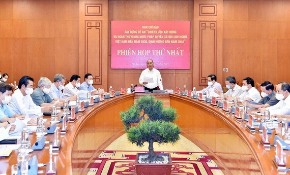 國家主席阮春福主持“至2030年，願景至2045年建設與完善越南社會主義法治國家的戰略”提案制定指委會第一次會議。