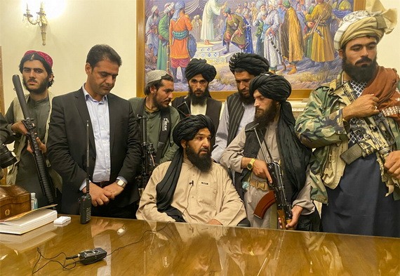 塔利班攻佔阿富汗總統府畫面曝光。（圖源：AP）
