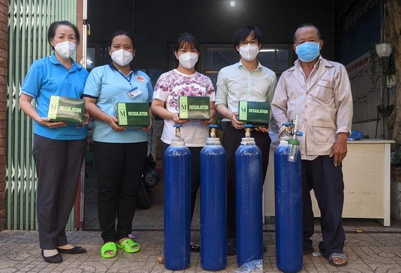 梁福仁先生(右一)向第十一坊贈送氧氣瓶協助新冠肺炎患者。