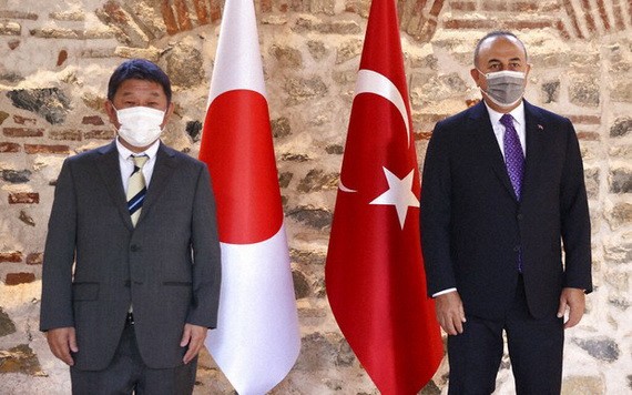 2021年8月20日，土耳其外交部長梅夫呂特·恰武什奧盧（右）在安卡拉與日本外相茂木敏充舉行會晤。（圖源：AP）