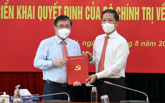 中央經濟部長陳俊英向阮成鋒同志（左）頒授《決定》。（圖源：中央經濟部）