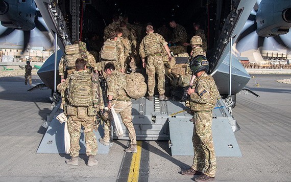 當地時間2021年8月28日，阿富汗喀布爾，英國軍隊登上一架A400M飛機撤離喀布爾。（圖源：互聯網）