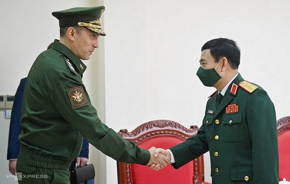 國防部部長潘文江大將（右）接見俄羅斯國防部副部長克里沃魯奇科‧阿列克謝‧努里耶維奇。（圖源：江輝）