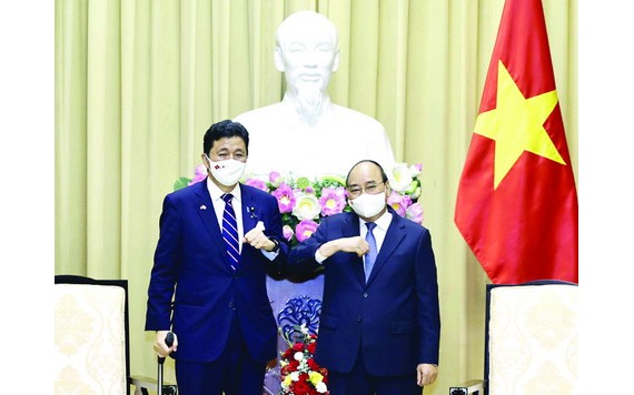 國家主席阮春福（右）接見日本防衛大臣岸信夫。（圖源：越通社）